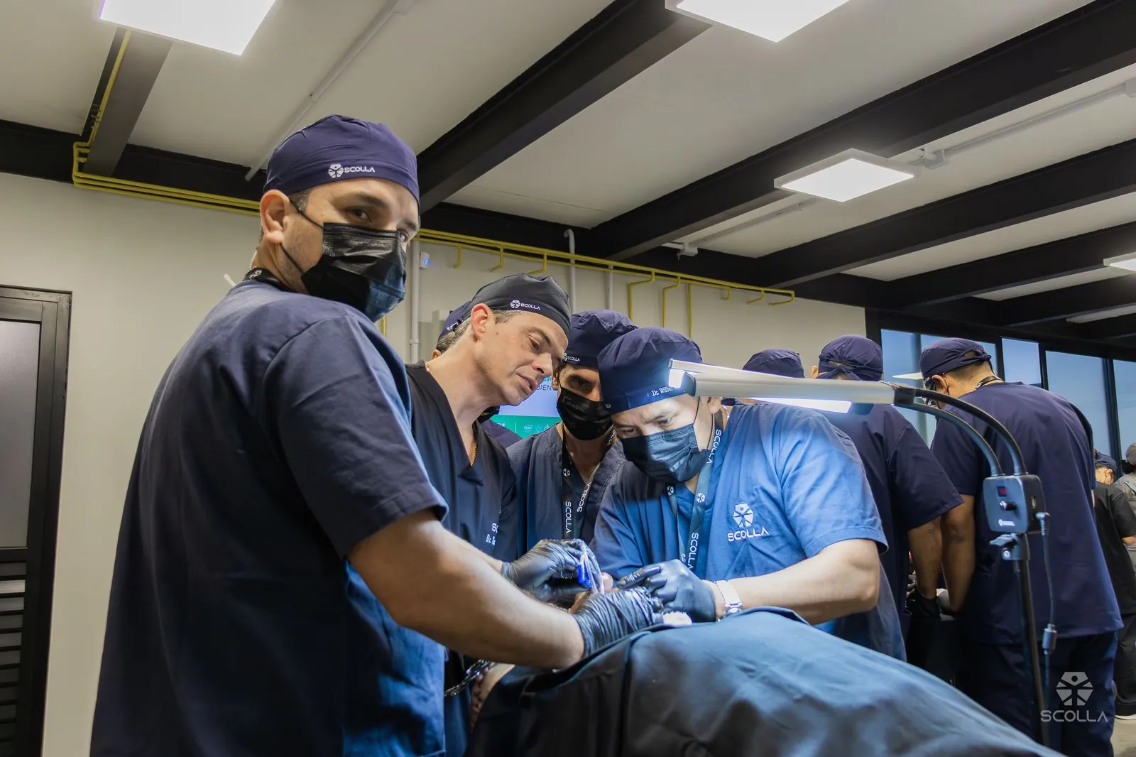 Dr. Ruimário Coelho em centro cirúrgico orientando equipe médica durante procedimento